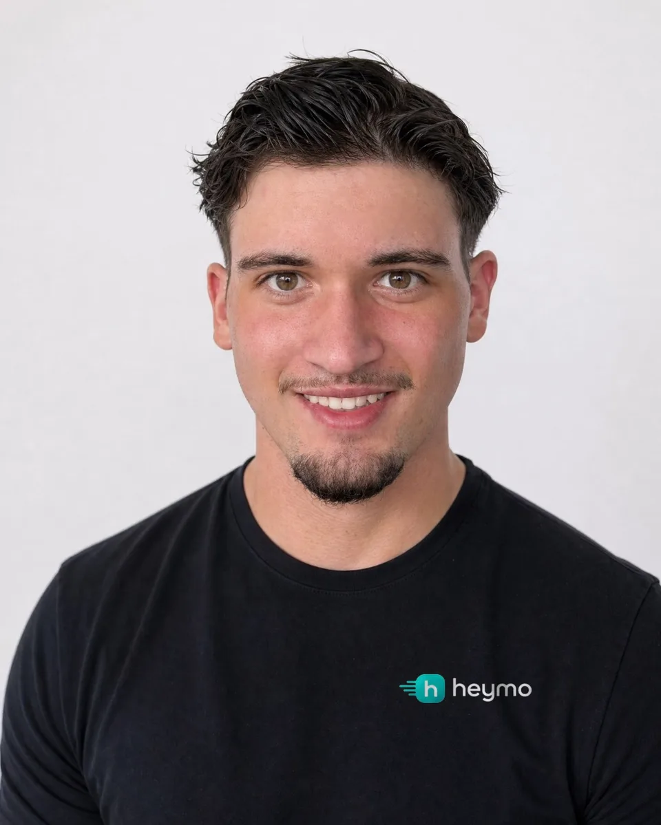 Dragos Toma, Prokurist bei heymo, im schwarzen heymo-T-Shirt